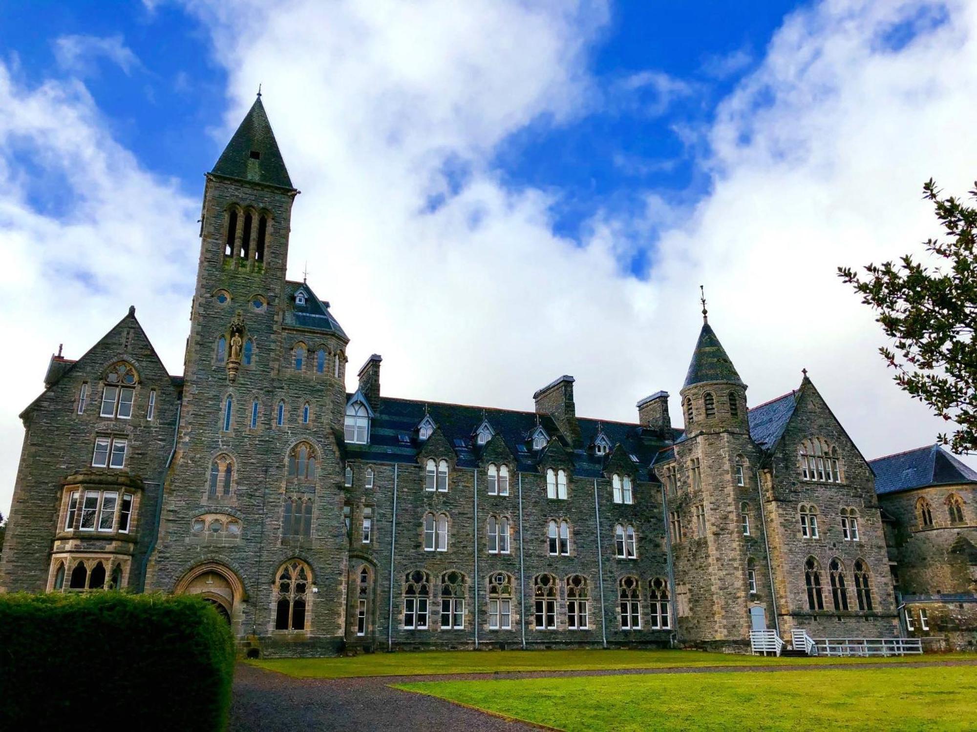 The Classrooms, Loch Ness Abbey - 142M2 Lifestyle & Heritage Apartment - Pool & Spa - The Highland Club - Resort On Lake Shores Fort Augustus Exterior foto